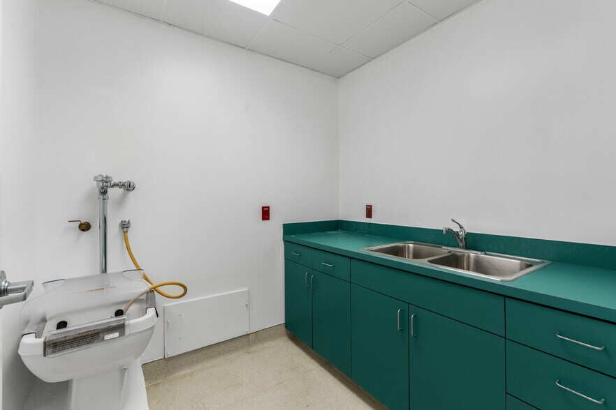 More Photos Of 845 37th Pl, Vero Beach Medical For Lease