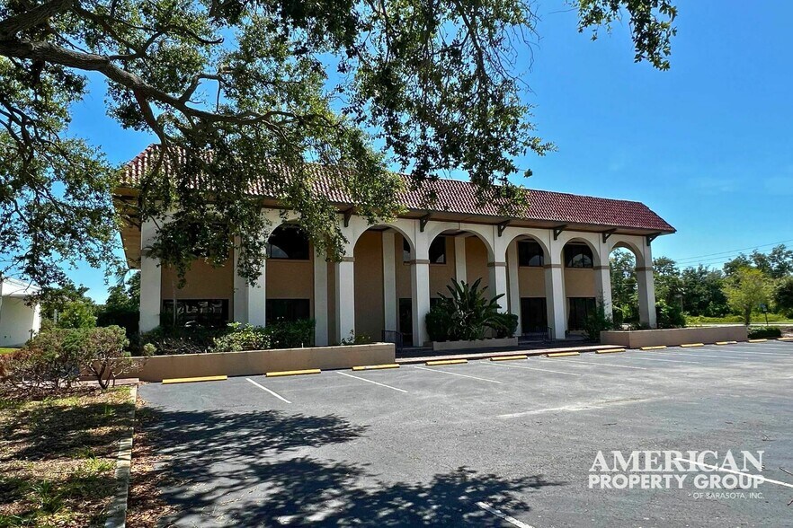 More Photos Of 2100 S Tamiami Trl, Venice Office For Lease