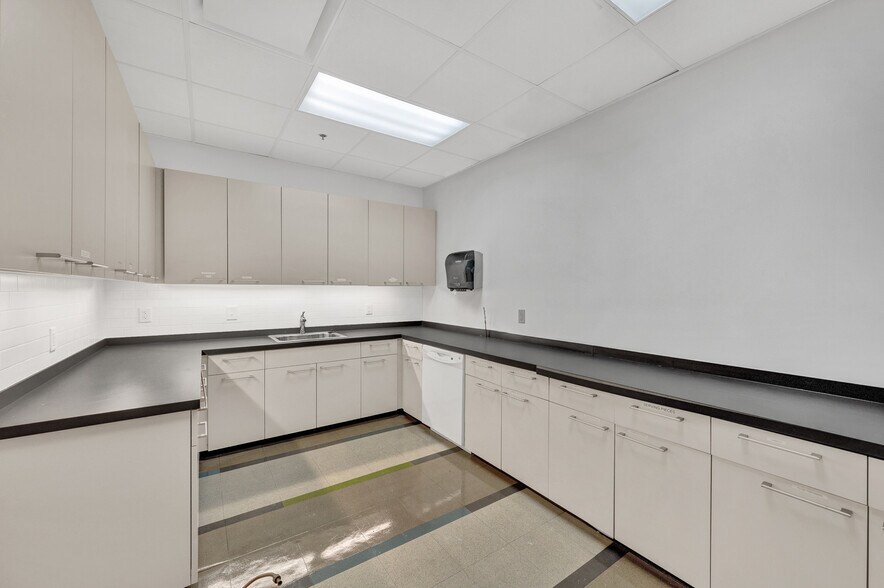 More Photos Of 4500 Leeds Ave, North Charleston Unknown For Lease