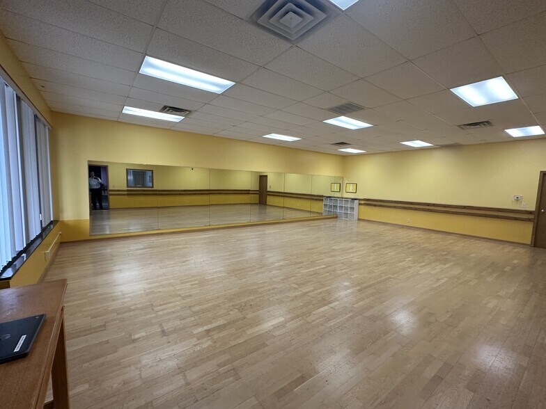 More Photos Of S63W13700 Janesville Rd, Muskego General Retail For Lease