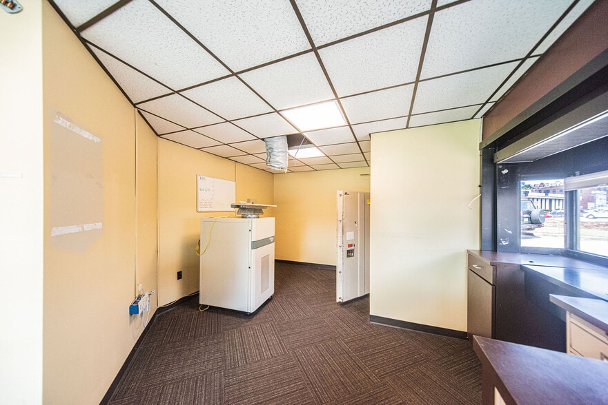 More Photos Of 325 Washington St, Paducah Bank For Lease