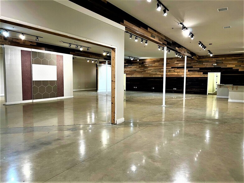 More Photos Of 419 S Lincoln St, Lowell Showroom For Lease