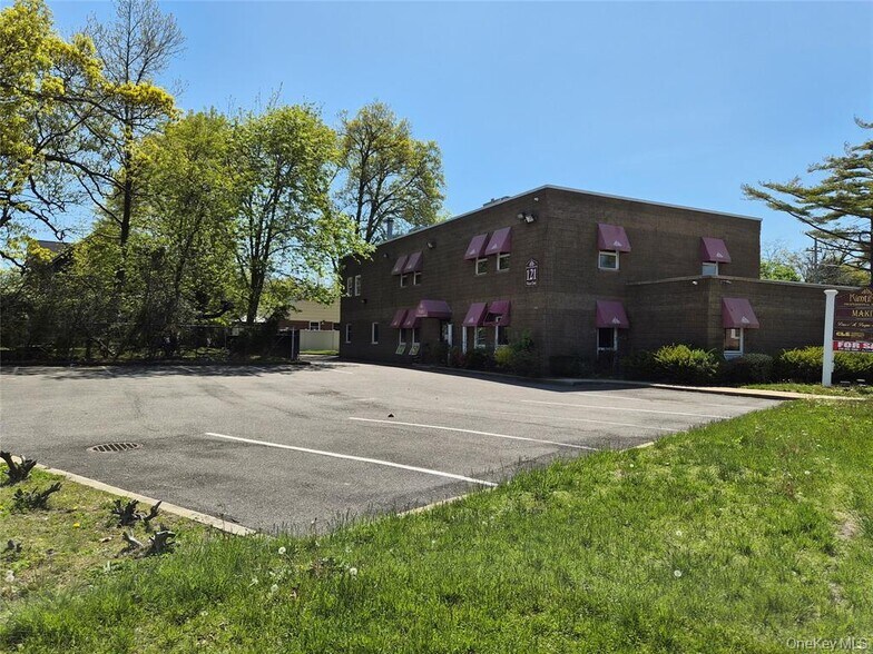 More Photos Of 121 W Oak St, Amityville Office For Sale