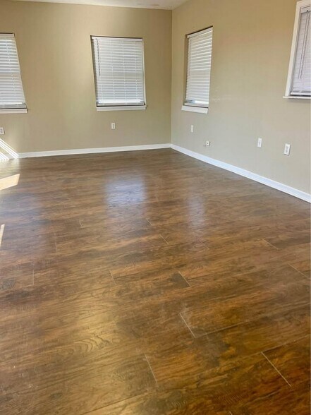 More Photos Of 602 Veterans Dr, Florence Flex For Sale