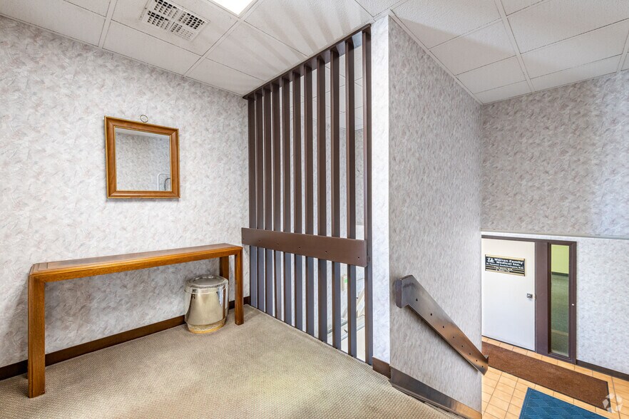 More Photos Of 3843 E Market St, Warren Medical For Lease