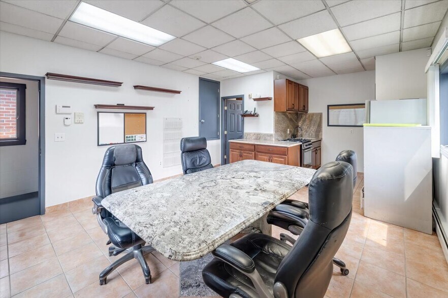 More Photos Of 456 Walker St, Fairview Light Distribution For Lease