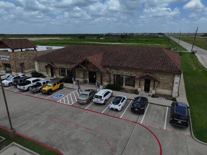 More Photos Of 7609 Tiki Dr, Fulshear Medical For Lease