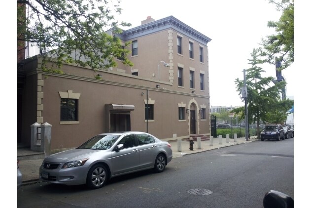 More Photos Of 22 Woodhull St, Brooklyn Showroom For Lease