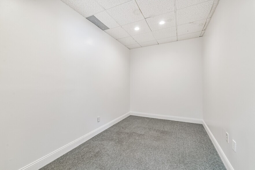 More Photos Of 20550 Townsen Blvd, Humble Office For Sale