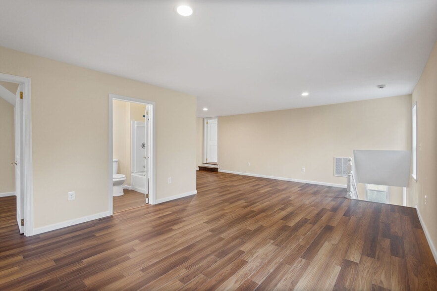 More Photos Of 8519 Chestnut Ave, Bowie Storefront For Sale