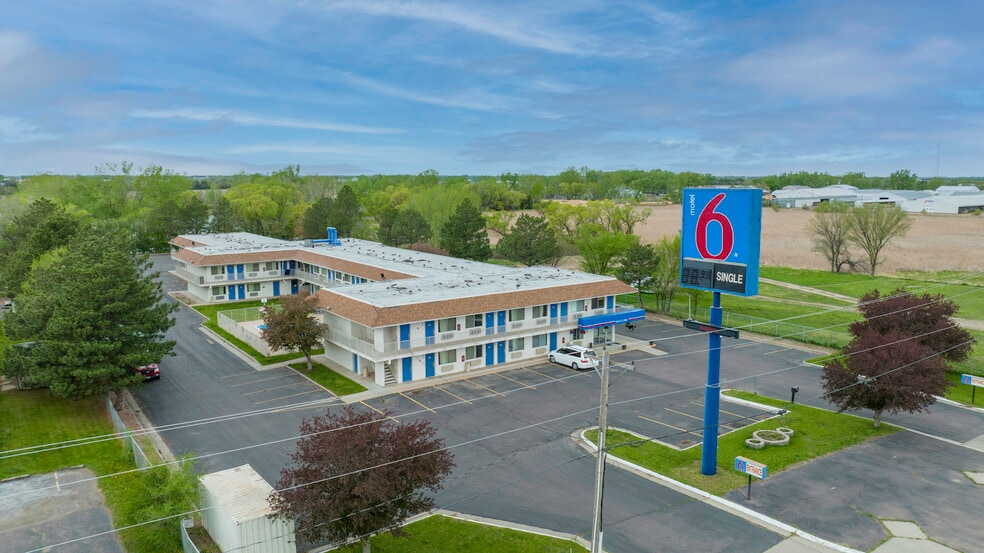 More Photos Of 1309 S Ohlman St, Mitchell Hotel For Sale