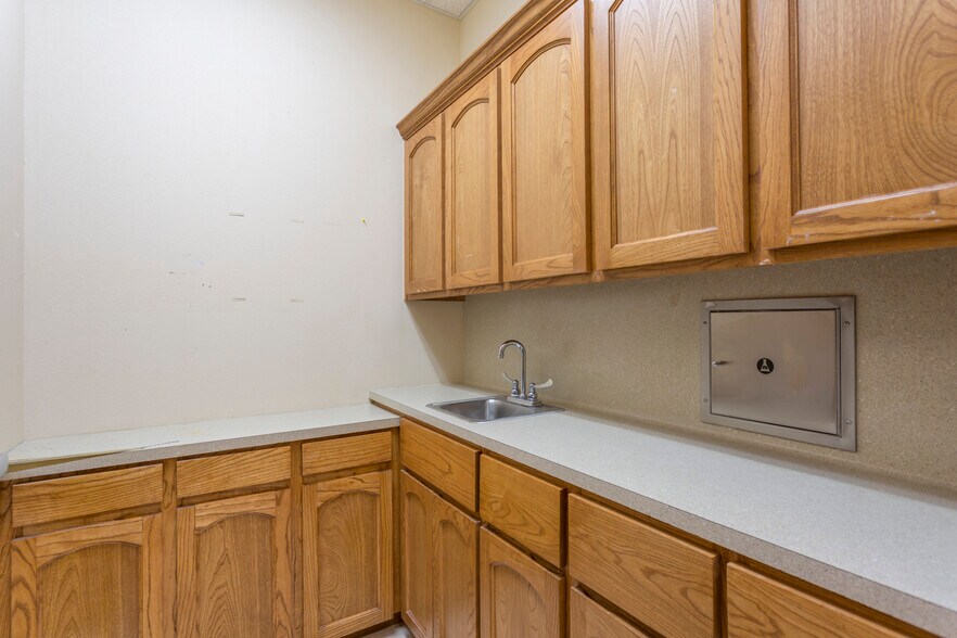 More Photos Of 1022 E Griffin Pky, Mission Medical For Sale