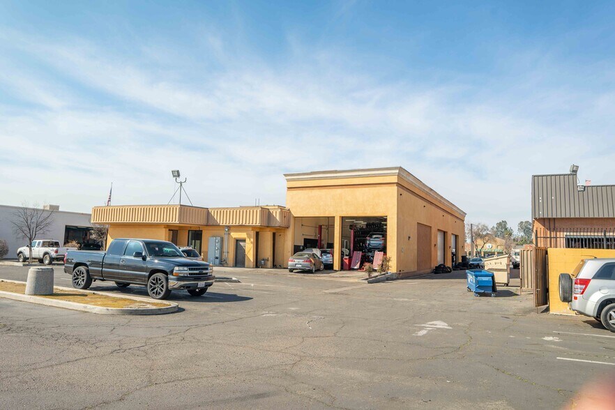 More Photos Of 5262 N Blackstone Ave, Fresno Flex For Lease