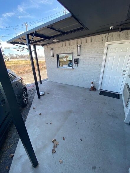 Primary Photo Of 921 E 8th St, Dallas Hotel For Sale