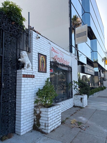 More Photos Of 11128 Ventura Blvd, Studio City Storefront Retail Residential For Lease