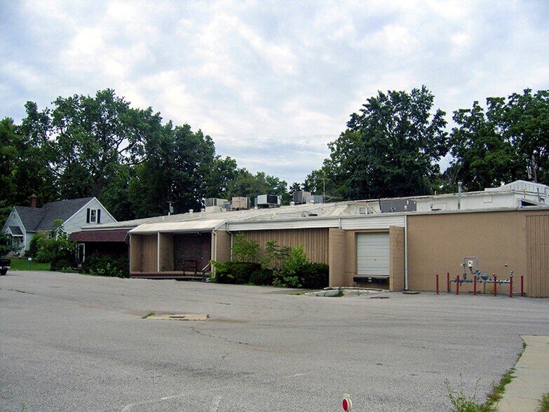 More Photos Of 1405 Walnut St, Highland Distribution For Sale