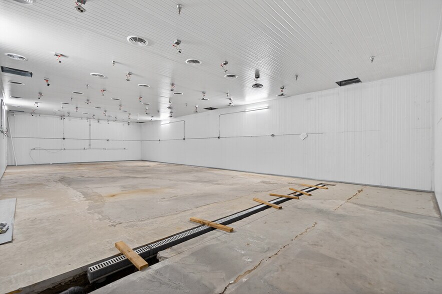 More Photos Of 11019 Penrose St, Sun Valley Manufacturing For Sale