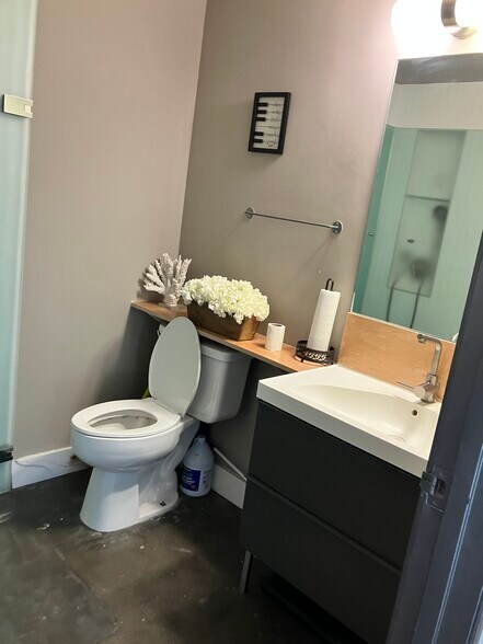 More Photos Of 4052-4058 Del Rey Ave, Marina del Rey Loft Creative Space For Lease