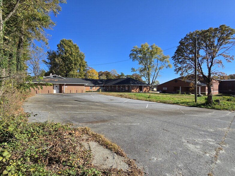 More Photos Of 913 9th Ave W, Hendersonville Skilled Nursing Facility For Sale