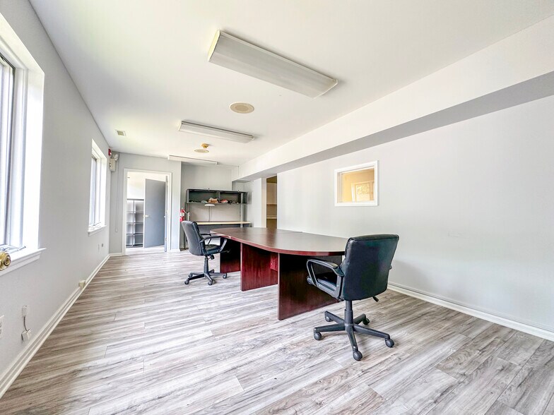 More Photos Of 406 E Pennsylvania Blvd, Feasterville Trevose Light Distribution For Lease