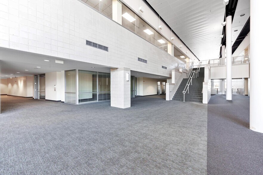 More Photos Of 3500 Packerland Dr, De Pere Office For Lease