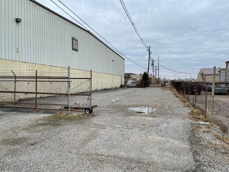 More Photos Of 2200 N New York Ave, Evansville Warehouse For Lease