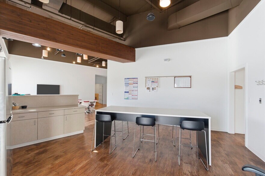 More Photos Of 5552 N Farmer Branch Rd, Ozark Office For Sale