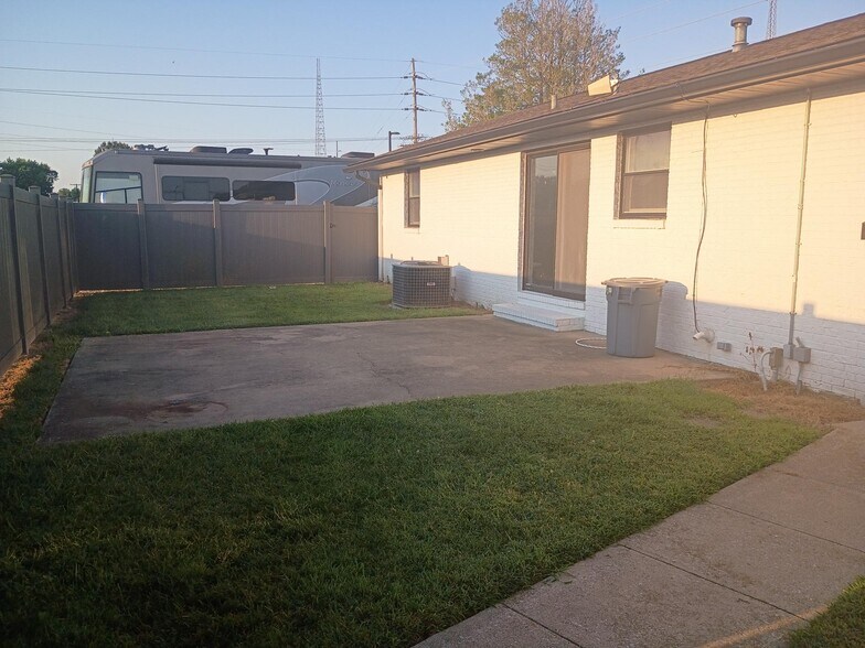 More Photos Of 1008 Troy Ofallon Rd, Troy Office For Lease