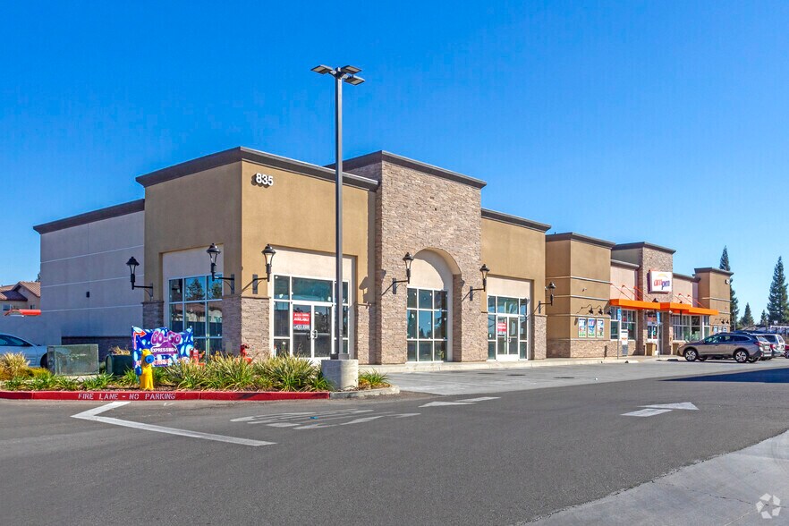 More Photos Of 825 N Willow Ave, Clovis Service Station For Lease