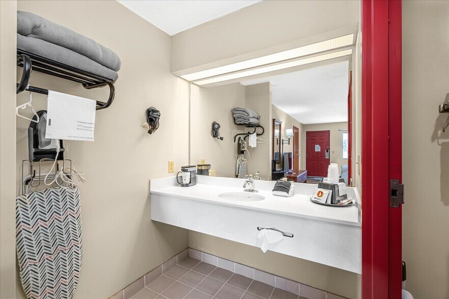 More Photos Of 182 Quillen Chapel Service Rd, Campton Hotel For Sale