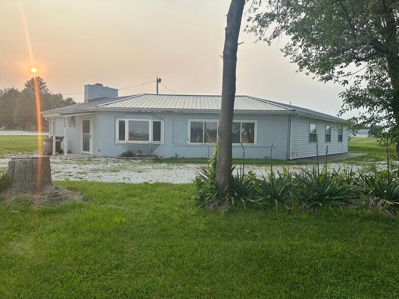 Primary Photo Of 309 E 1st St, Greentop General Retail For Sale