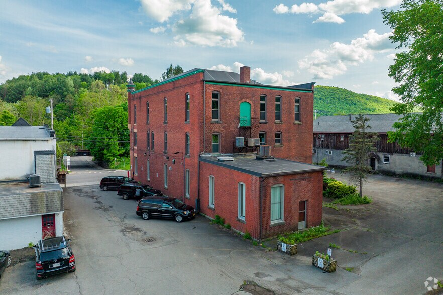 More Photos Of 105 Front St, Deposit Storefront Retail Office For Lease