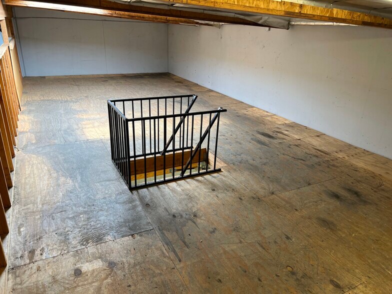 More Photos Of 570 Central Ave, Lake Elsinore Distribution For Sale