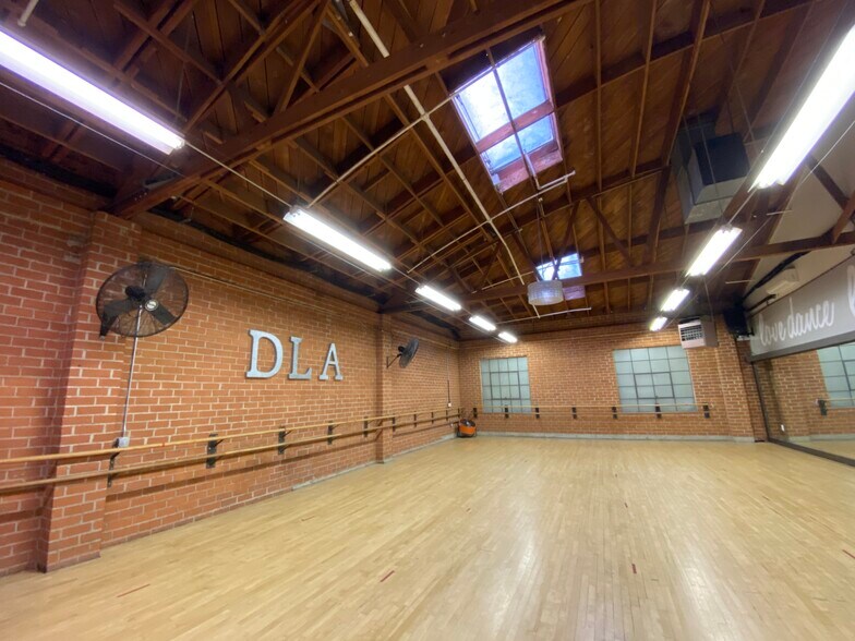 More Photos Of 8559 Higuera St, Culver City Light Distribution For Lease