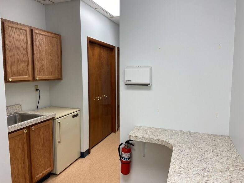 More Photos Of 9576 Perry Hwy, Pittsburgh Office For Lease