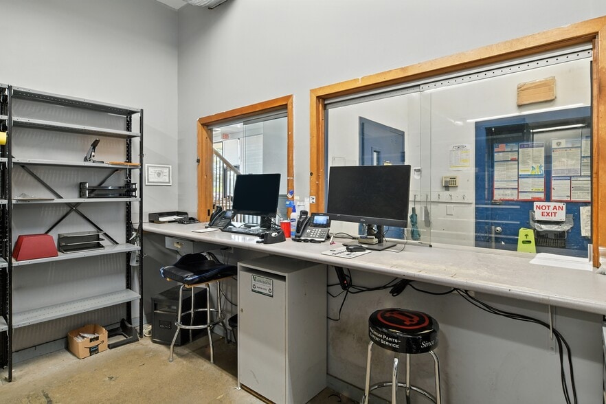 More Photos Of 48 Damon Rd, Northampton Auto Dealership For Lease