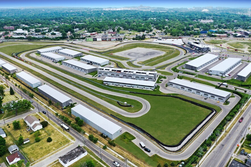 More Photos Of 264 Apex Dr, Pontiac Parking Garage For Sale