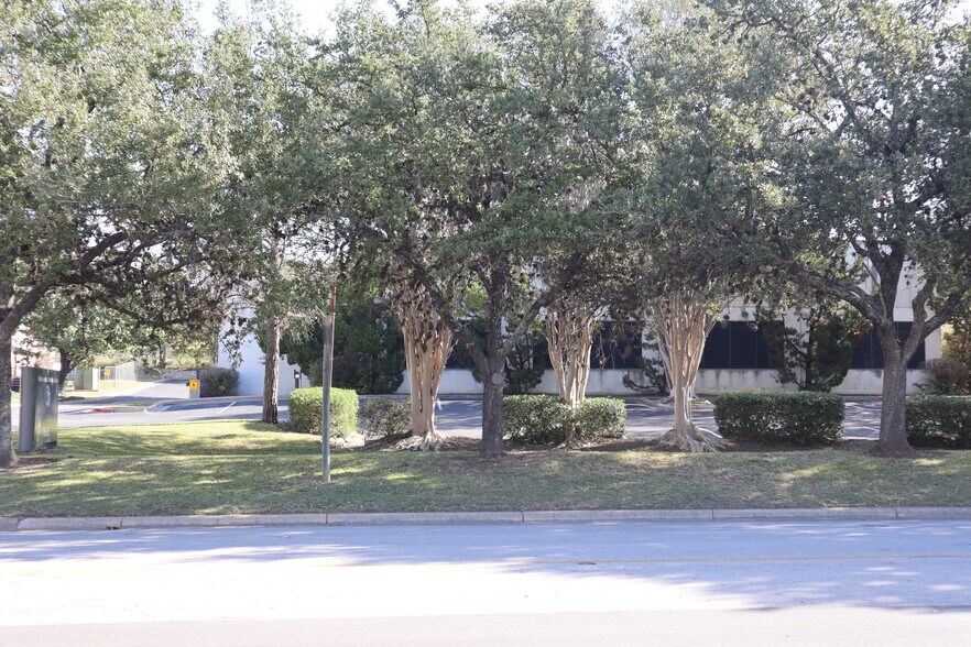 More Photos Of 8609 Cross Park Dr, Austin Office For Lease