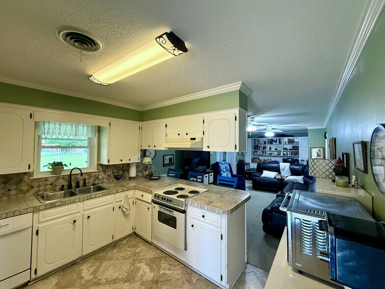 More Photos Of 608 S Pine St, Cabot Flex For Sale