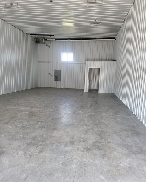 More Photos Of 11668 Broadway St, Alden Warehouse For Lease
