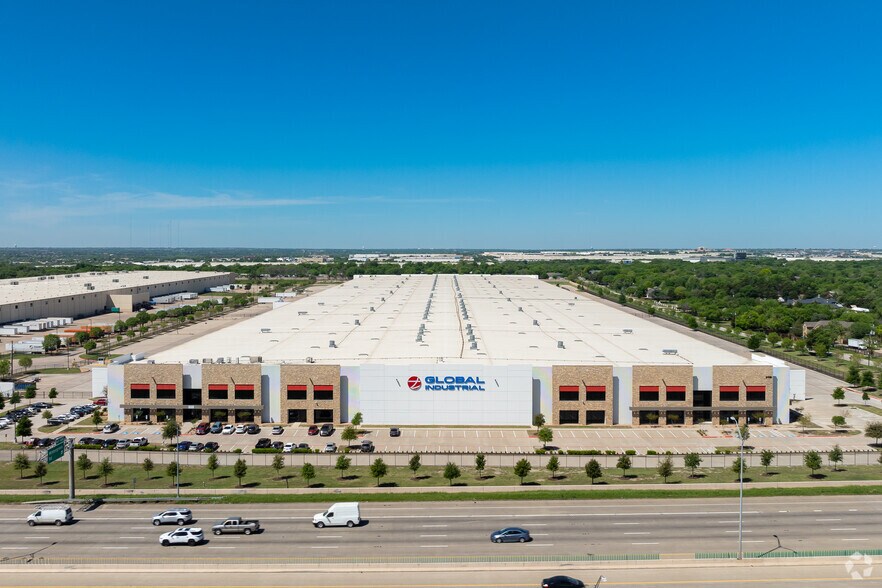 More Photos Of 2119 N I-35 E, DeSoto Distribution For Lease
