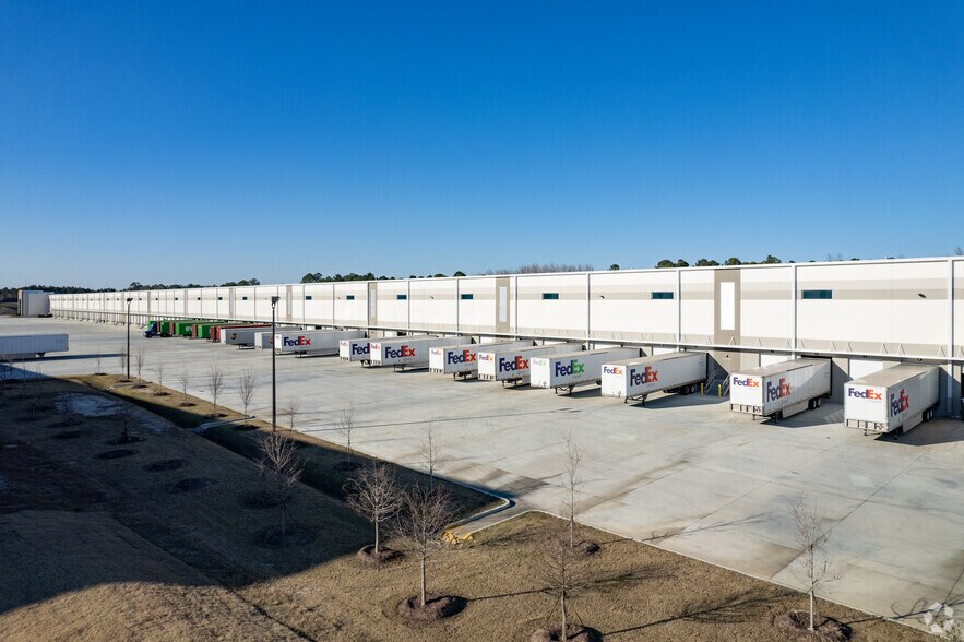 More Photos Of 601 Bloomingdale Rd, Bloomingdale Distribution For Lease