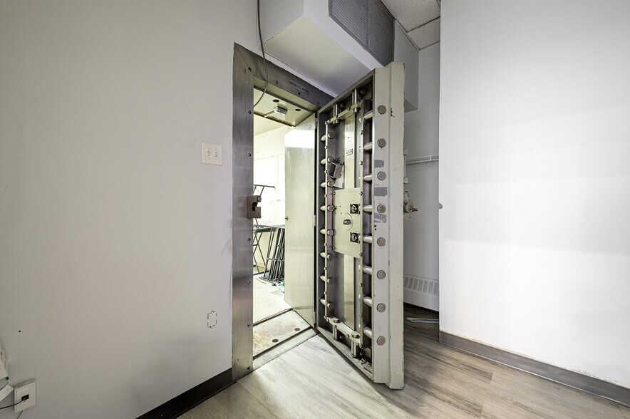 More Photos Of 7199 Boul Saint-Michel, Montréal Storefront Retail Office For Lease