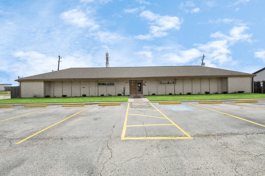 More Photos Of 2001 John St, Pasadena Office For Sale