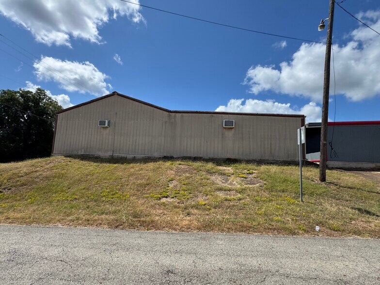 More Photos Of 706 N Perry St, Palestine General Retail For Sale