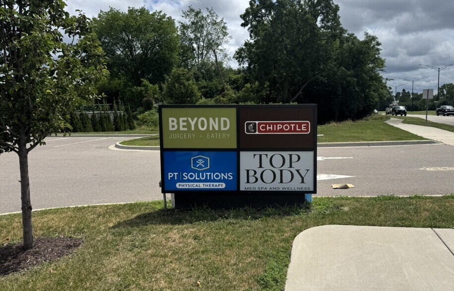 More Photos Of 5296-5322 Crooks Rd, Troy Storefront For Lease
