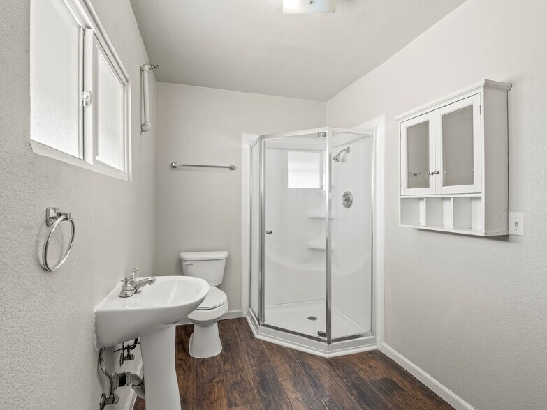 More Photos Of 532-620 N Fulton St, Fresno Apartments For Sale