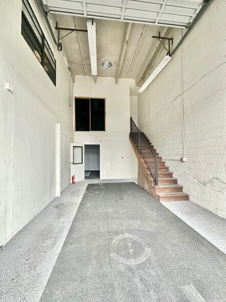 More Photos Of 5751 Dawson St, Hollywood Warehouse For Lease