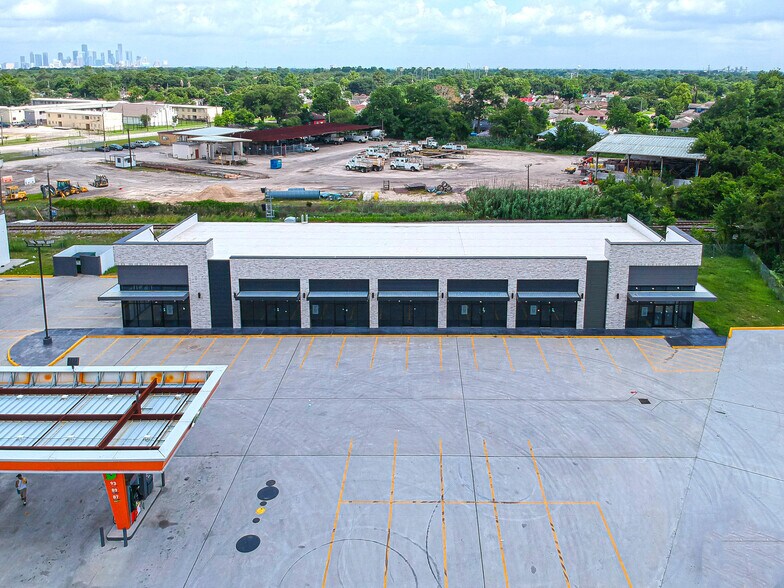 More Photos Of 7241 Lawndale St, Houston Storefront For Lease