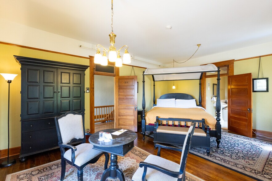 More Photos Of 40 SE Heimrich St, Dufur Hotel For Sale